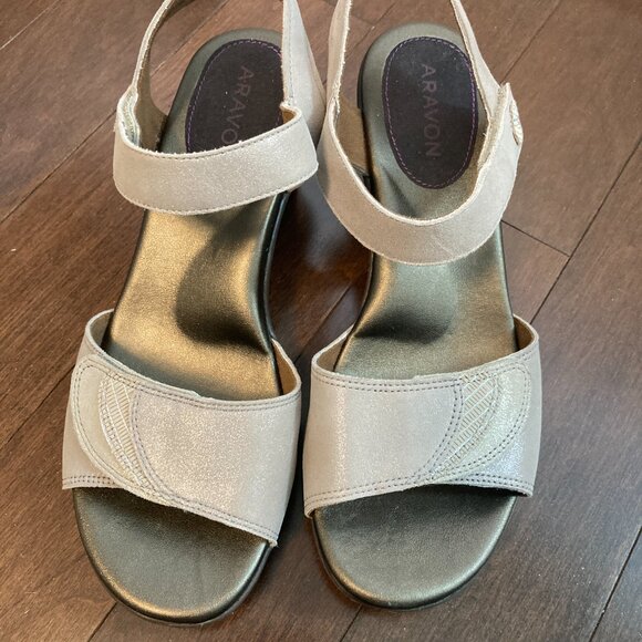 Aravon women's Medici heeled sandals, size 9 - Picture 5 of 6